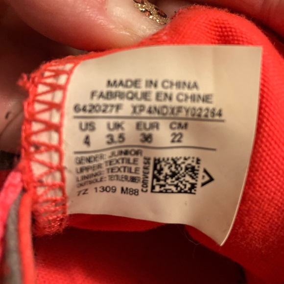 Converse Size 4 Grey and peach low tops with zebra tongue. Like new condition - Picture 6 of 6